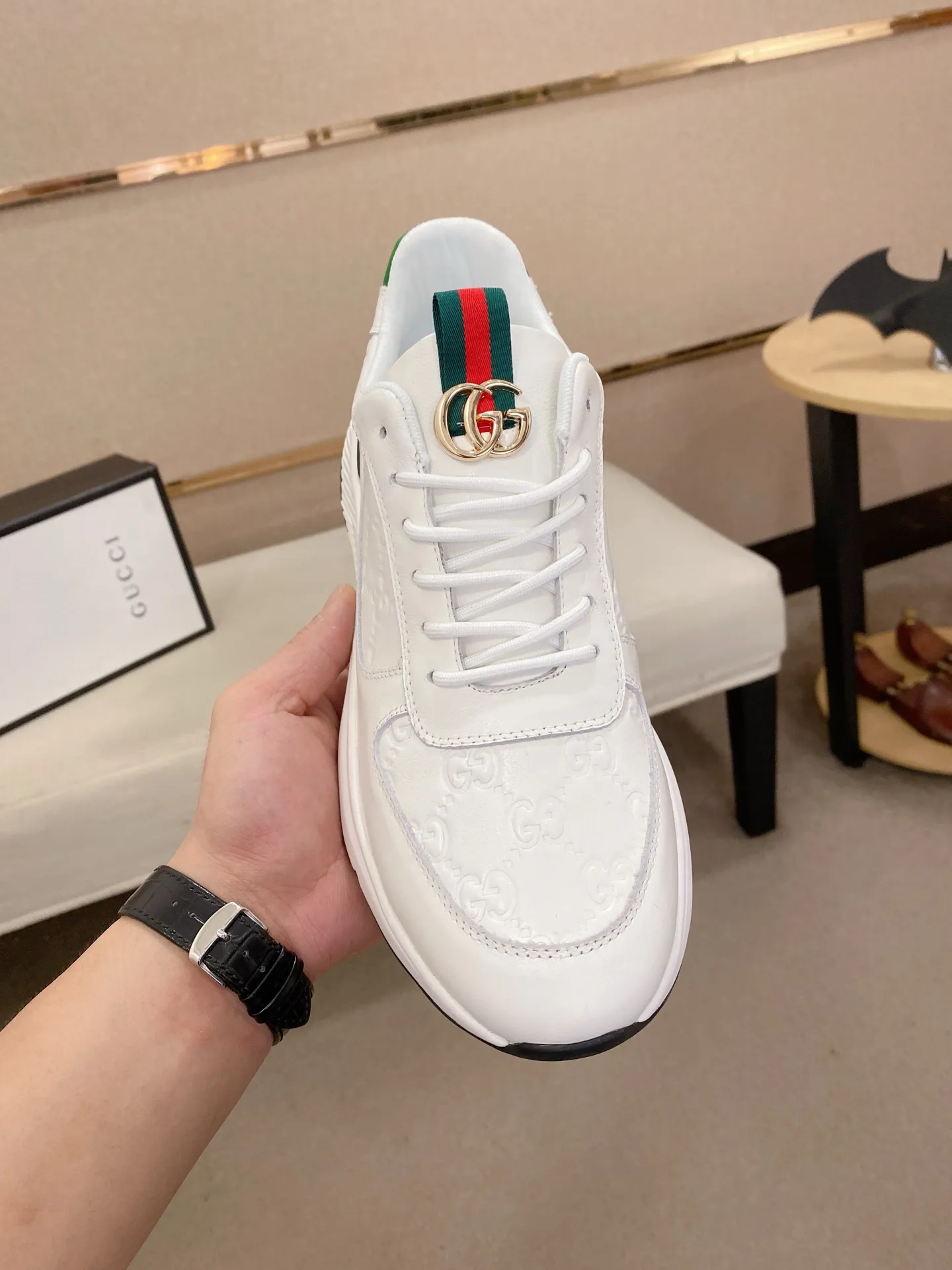Men's shoes 💰 462💰The new GUCCI (Gucci) counters are launched simultaneously. The new men's shoes, 😘fabrics are selected from imported cowhide, and the lining is sheepskin lining. 👍🏿 High-end ☄️ air-cushion molded anti-slip rubber outsole, exquisite lines, simple and elegant, comfortable and high-end for leisure travel. Code number: 38 to 44 (45 can be customized and cannot be returned or exchanged)